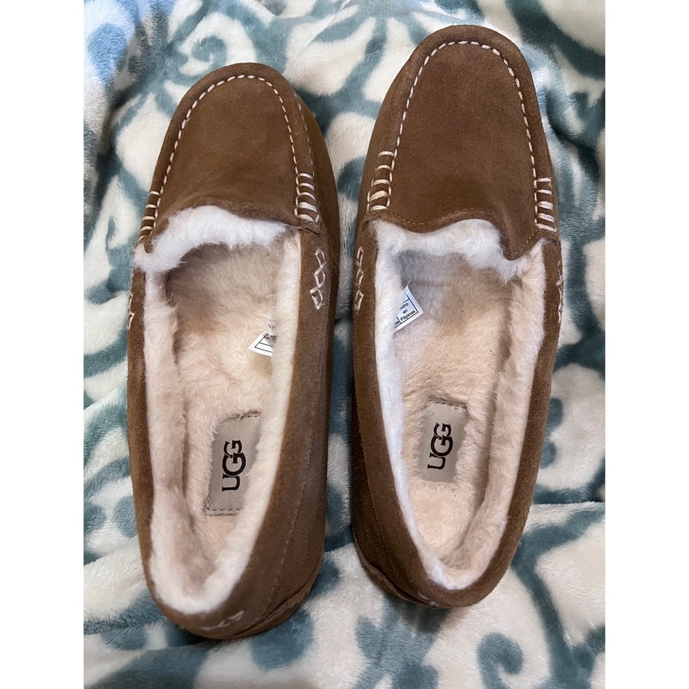 size 7 women's ugg ansley moccasins in chestnut. nwot. smoke free home.